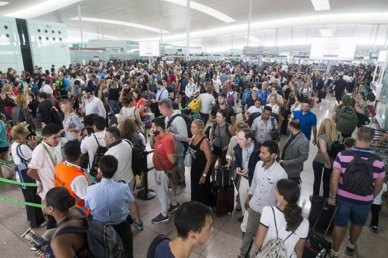 Αεροδρόμιο Βαρκελώνης: Ταλαιπωρία διαρκείας λόγω απεργίας – Επιστρατεύεται η Εθνοφυλακή